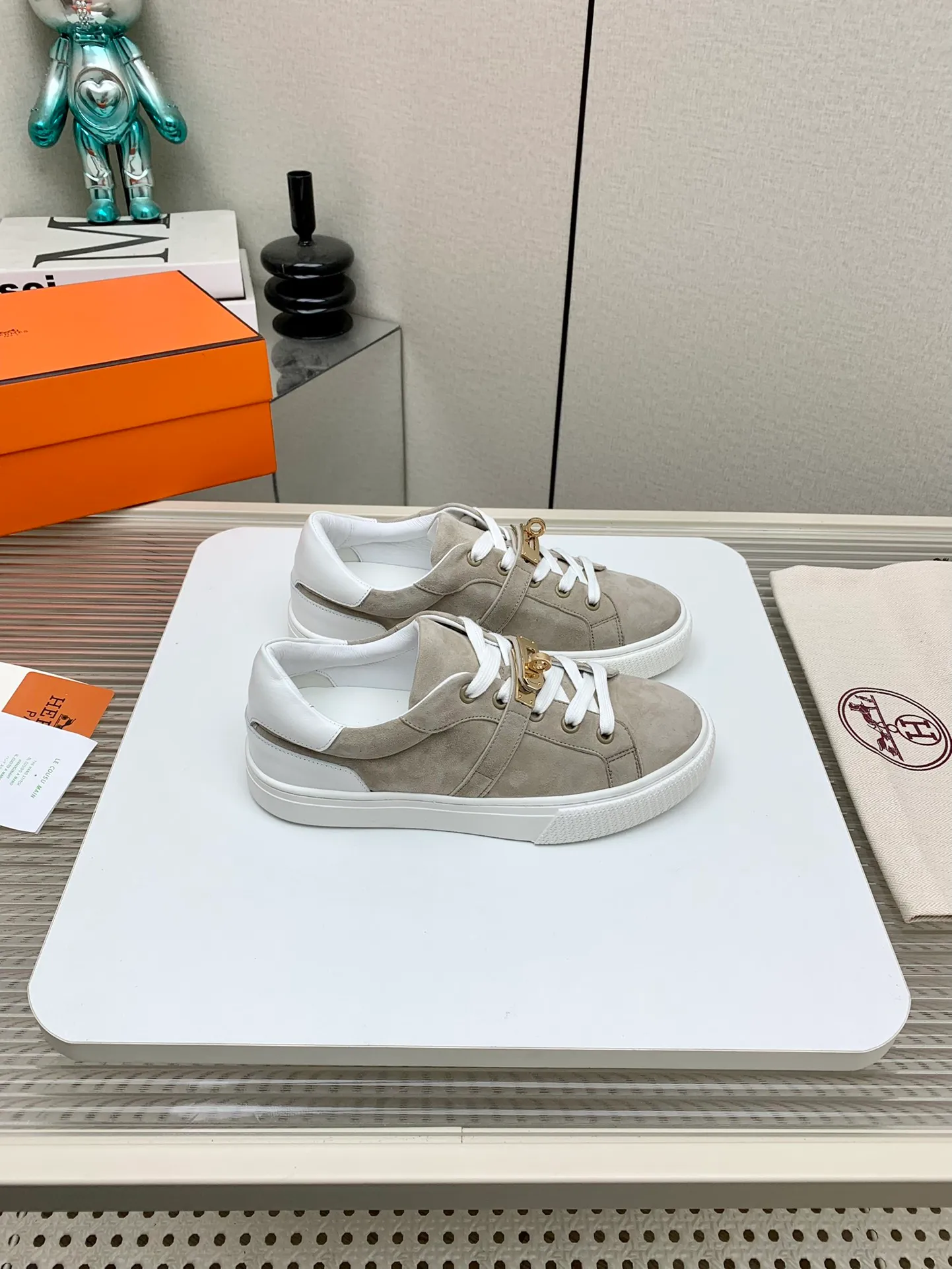 👟👟Ex-factory price 660👟👟 Men's style ➕10 (high version) Hermes classic couple model #𝐊𝐞𝐥𝐥𝐲 buckle casual white skate shoes, which will not conflict with shoes at all. Full of unknowns, Hermès rarely produces flat casual shoes and they are paired with classic palladium-plated Kelly shoe buckles! You'll fall in love with it at first sight. It's super versatile and can be worn with any skirt or pants. 🉑️Looking in with your eyes closed, it looks super noble. Fabric: Specific cowhide/canvas material. Lining: Sheepskin lining. Outsole: Original molded TPU outsole. Size: 35-45.